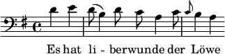 { \time 4/4 \clef bass \key g \major \partial 2 \relative d' { d4 e | d8( b4) d8 c a4 c8 | \grace c8 b4 a } \addlyrics { Es hat li -- ber -- wun -- de der Lö -- we } }