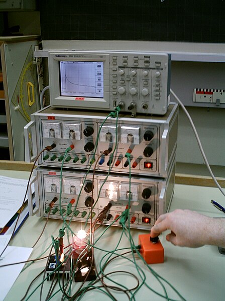 Datei:Einschaltstrom einer Glühlampe Messschaltung.JPG