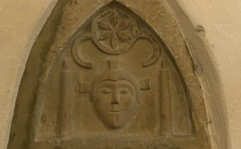 Fájl:Hatlevelű virág Jézus feje fölött, Tapolyhanusfalva 1280 körül.png