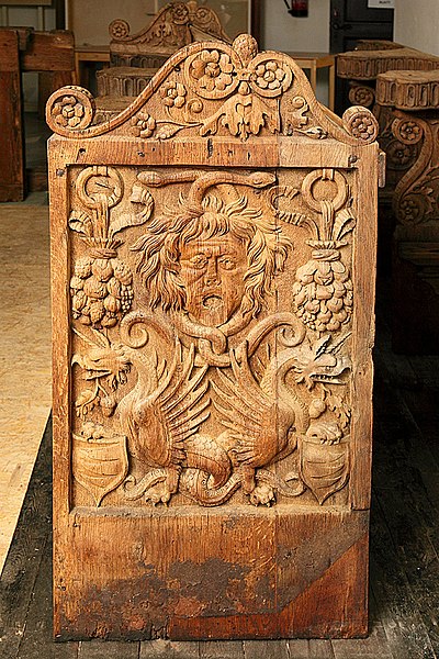 Fájl:Báthori címer pajzstartó sárkányokkal, a nyírbátori stallum egyik faragott oldallapján, 1511 k.jpg
