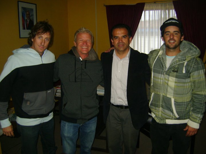 File:Roberto Córdova with ceremonial organizers.jpg