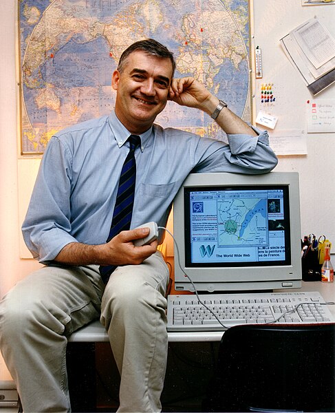 File:Robert Cailliau OnDesk2.jpg