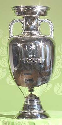 קובץ:New Henri Delaunay Trophy.jpg