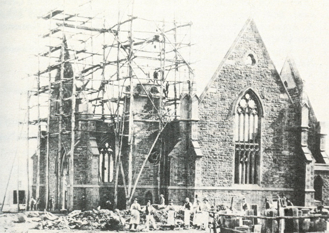 Lêer:Bouwerk aan NG kerk Oudtshoorn 1875.jpg