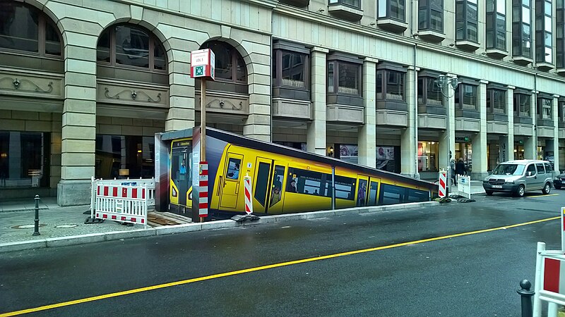 Lêer:Gekamoefleerde moltreiningang in Friedrichstrasse, Berlyn.jpg