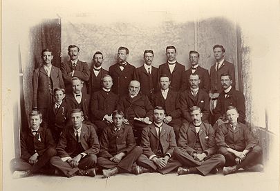 Die laaste groep professore en studente, 1904. Voor v.l.n.r. D.J. du Plessis, J.J.A. Coetsee, P. Coetzee, S. Vorster, J.H. Kruger, R.S. Postma. Middel: J.H. Boneschans, H.J.R. du Plessis, prof. Ferdinand Postma, prof. Jan Lion Cachet, prof. Dirk Postma, J.H. Kruger, T.N. Venter. Agter: H.J.J. van der Walt, J.C. van der Walt, B.J.M. Kruger, H.P.J. Pasch, J.P. van der Walt, D.P. du Plessis, B.R. Grobler, P.W. Bingle.