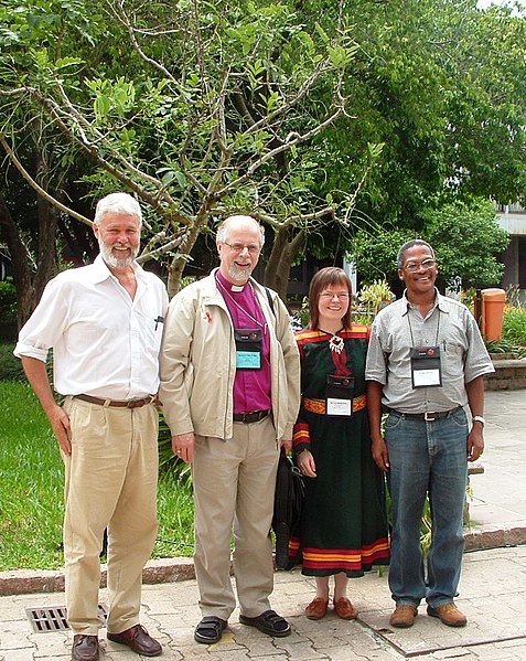 Lêer:Ds Braam le Roux, Hans-Petter Hergum, ’n verteenwoordiger van die inheems Saami in Noorweë en ds Mario Mahongo van Kimberley.jpg