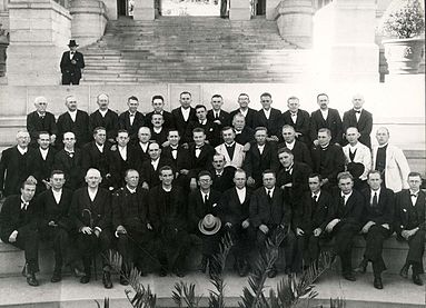 1933: Die Algemene Sinode van die GKSA in sitting te Pretoria, afgeneem op die trap van die Uniegebou. Eerste ry: A. Postma, P.G.W. Snyman, Derk Rumpff, J.G.H. van der Walt, I.D. Krüger, prof. J.C. Coetzee, T.T. Spoelstra, A.S.E. Yssel, D.N. Kotzé, W.J. Postma, J.P. van den Berg, I.J. van der Walt. Tweede ry: H.F.V. Kruger, J.H. Boneschans, J.M. de Wet. Tweede ry: W.J. de Klerk, P.J.S. de Klerk, B.J. de Klerk, B. de Klerk, S.J. van der Walt, L.S. van der Walt, J. Schutte, N.H. van der Walt, E.I.J. Venter, H.S. van Jaarsveld, H.J. Venter, D.G Venter, J.V. Coetzee. Vierde ry: J. van Rooy, A. Aucamp, H.P.J. Pasch. Vyfde ry: J.A. van Rooy, J.H. Kruger, G.H.J. Kruger, W.F. Venter, I.J. Lessing, J.B. du Plessis, S.P. van der Walt, J.P. Jooste, J.L. de Bruin, S. du Toit, D.P. du Plessis, F.P.J. Snyman.