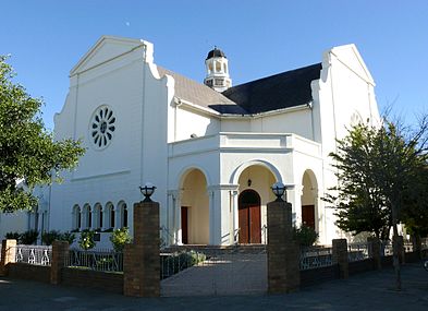 Nuwekerk, Graaff-Reinet se hoeksteen is op 16 Maart 1929 gelê. Die argitek was Wynand Louw, wat min of meer terselfdertyd 'n soortgelyke kerk vir Die Strand ontwerp het. Vreemd genoeg herinner dié kerk aan die NG gemeente Beaufort-Wes se eerste kerkgebou, ingewy in 1831, 'n eeu vantevore.