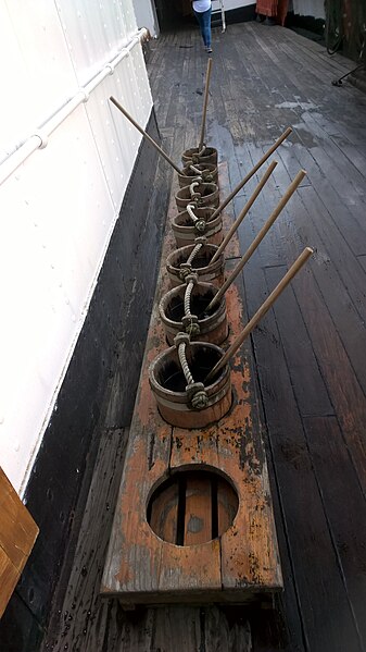 Lêer:Emmers en besems aan boord van die Glenlee, Glasgow Riverside Museum.jpg