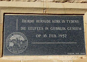 Dié steen is in die kerkgebou ingemessel met die eeufeesviering in 1957.