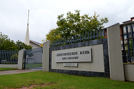 Die ingang na die kerkgebou.