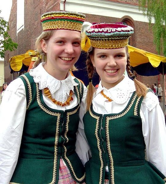 Lêer:Lithuanian traditional headdress optimized.jpg