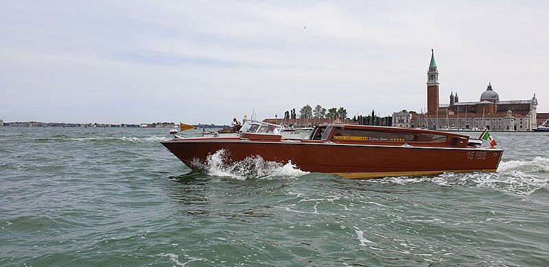 Lêer:Watertaxi, Venesië.jpg