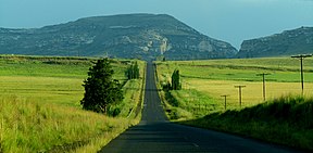 Oos-Vrystaatse landskap by Clarens met die Blouberg op die agtergrond.