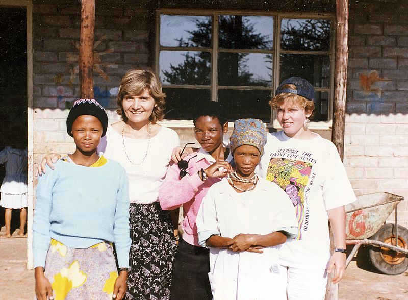 Lêer:Willemien le Roux en kleuterskoolonderwyseresse, D'Kar, Botswana.jpg
