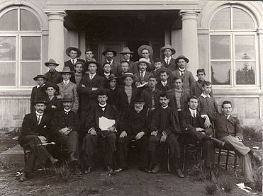 Dosente, leerlinge en studente van die Voorbereidende Skool en die Teologiese Skool op Potchefstroom, 1907. Dirk du Plessis sit links voor.