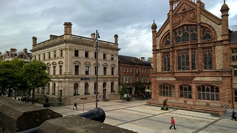 Lêer:Guildhall, Derry, en omliggende geboue.jpg