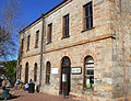 Grahamstad se openbare biblioteek in Hillstraat, langs die Katolieke kerk St. Patrick en oorkant die Joodse sinagoge.