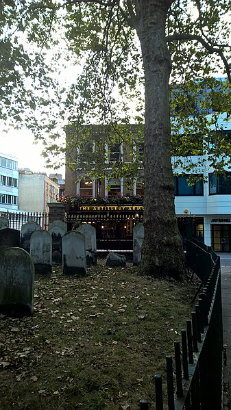 Lêer:Bunhill Fields-begraafplaas en The Artillery Arms-kroeg in Londen.jpeg