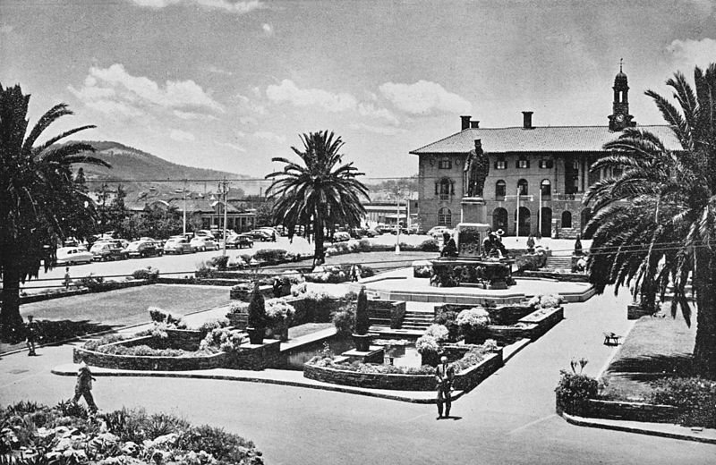Lêer:Krugerstandbeeld op Stasiepplein, Pretoria, van 1925 tot 1954.jpg