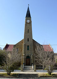 Vooraansig van die kerk.