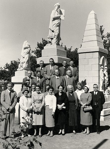 Lêer:Die kommissie vir die restourasie en oprigting van die beskadigde Taalmonument, Burgersdorp, onder wie Abraham en Anna Aucamp.jpg