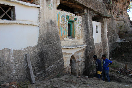 Die ingang na die Abreha-rotskerk in Tigray.