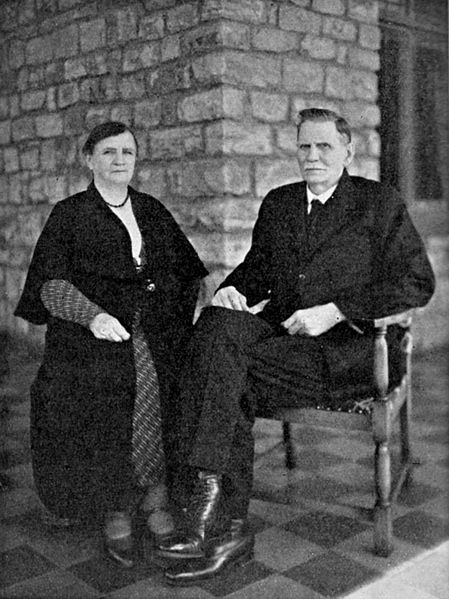 Lêer:Mev Abrahama en ds Louis Vorster, 15 Mei 1934, Pretoria.jpg