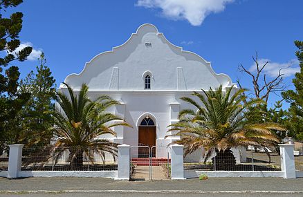 Die NG gemeente Klipplaat se kerkgebou is in 1908 opgerig, sowat 36 jaar voor die gemeente se stigting. Dié gebou het 'n tipies Kaaps-Hollandse gewel.