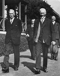 Genls. J.B.M. Hertzog en Jan Smuts omstreeks 1939 buite die parlement in Kaapstad.
