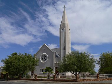 Loeriesfontein se verruimde kerkgebou is in September 1950 in gebruik geneem.