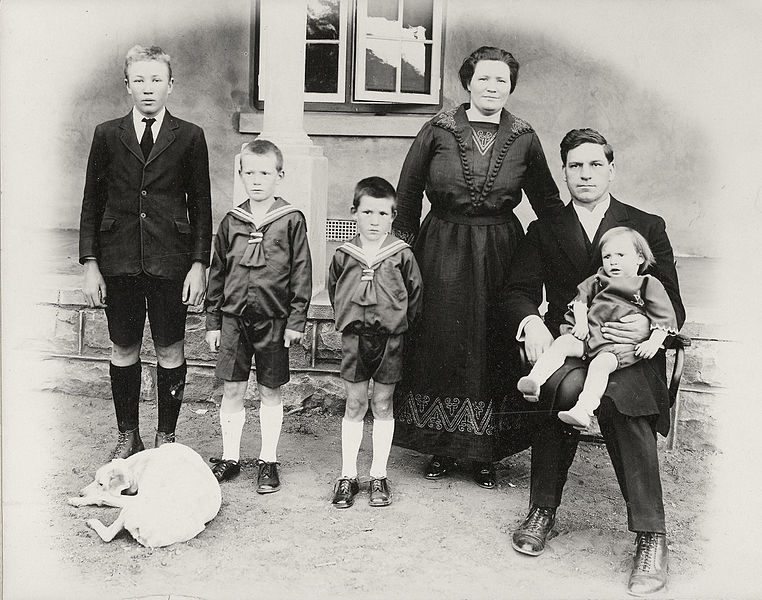 Lêer:Dr Casparus de Wet en gesin op Steynsburg.jpg