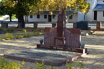 Ds. en mev. C.J. du Raan is albei op die kerkperseel begrawe.