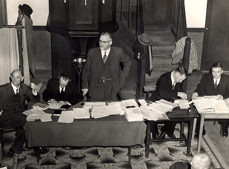 Lêer:Moderamen en adviseur van die GKSA se partikuliere sinode Suid-Transvaal in sitting in die Gereformeerde kerk Bethal, 1956.jpg