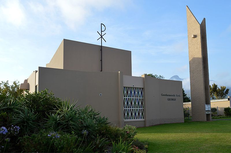 Lêer:Gereformeerde kerk George, van links voor, Morné van Rooyen, 1 Januarie 2017.jpg