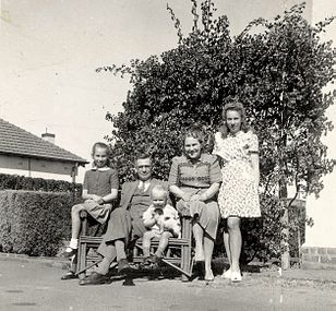 Ds. P.G.W. Snyman, die eerste leraar (1944–'48) saam met sy vrou en kinders in die pastorietuin in Salisbury.