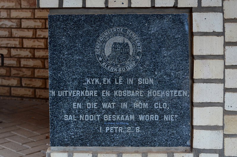 Lêer:Ou Gereformeerde kerk Klerksdorp se hoeksteen, tweede deel, 27 Desember 2017, Morné van Rooyen.jpg