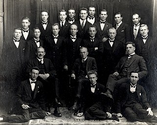 Studente en professore (van links: J.A. du Plessis, J.D. du Toit en C.J.H. de Wet) van die Teologiese Skool Potchefstroom, 1929. Pietertjie van der Walt sit voor in die middel.