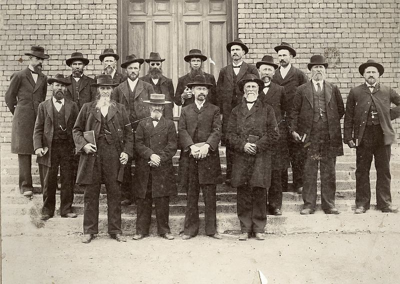 Lêer:Die Gereformeerde kerk Bethulie se kerkraad met die bevestiging van ds JA van Rooy in 1905.jpg