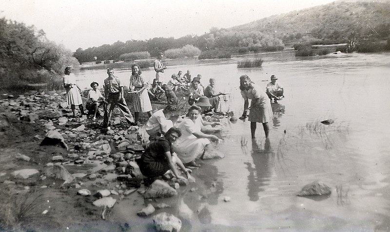 Lêer:Dion Kempff en sy aanstaande, Esther du Plessis, was skottelgoed op 'n uitstappie na die Vaalrivier in 1945.jpg