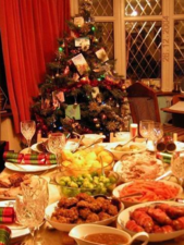 مائدة عشاء عيد الميلاد، تعرض أصناف من الطعام التقليديّ لعيد الميلاد.