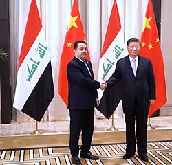 رئيس الوزراء محمد شياع مصافحاً رئيس الصين شي جين بينغ سنة 2022