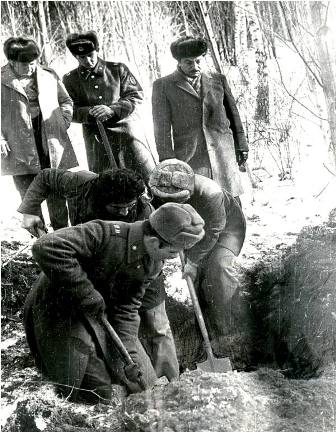 Fayl:Hüseyn Cavidin qəbrinin qazılması, 1982-ci il.jpg