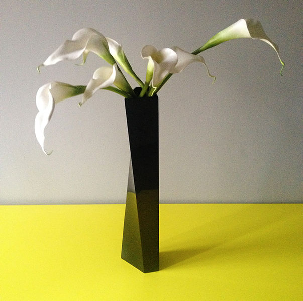 Fayl:Zaha Hadid - Crevasse Vase.JPG