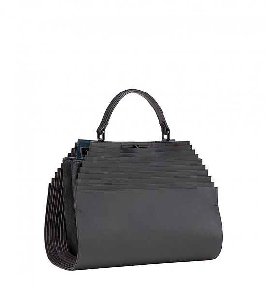 Fayl:Zaha Hadid - Peekaboo handbag.JPG