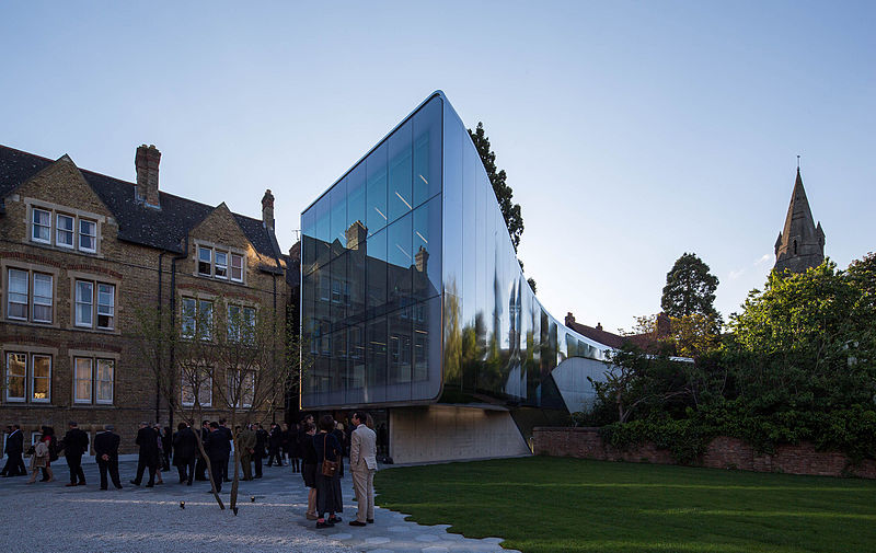 Fayl:Zaha Hadid - Investcorp Building.jpg