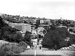 İşğaldan öncə çəkilmiş Şuşa şəhərinin fotosu, Süleyman Sani Axundovun evi dairədə göstərilmişdir.