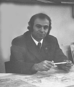 Altay Mir-Bağırov iş masası arxasında