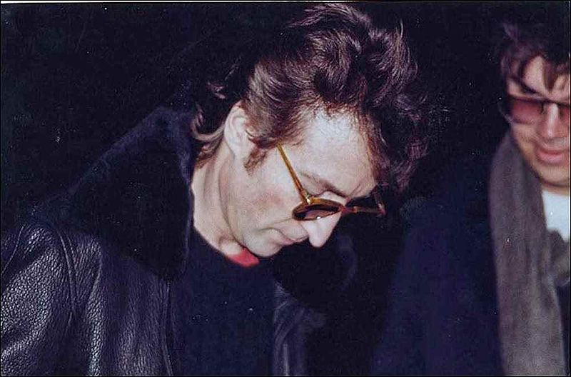 Fayl:John Lennon signs an autograph..jpg